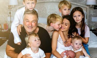 Alec & Hilaria Baldwin posieren mit allen 7 Kindern auf einem 'Epic Fail'