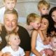 Alec & Hilaria Baldwin posieren mit allen 7 Kindern auf einem 'Epic Fail'