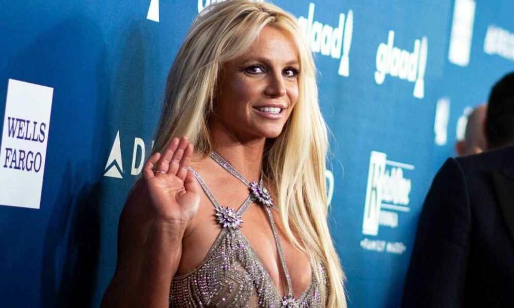 Britney Spears schaltet die Kamera aus und beschmiert sich selbst mit Kuchen, nachdem sie zu Instagram