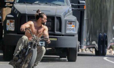 Jason Momoa bastelt ohne Hemd an seinem Oldtimer-Motorrad