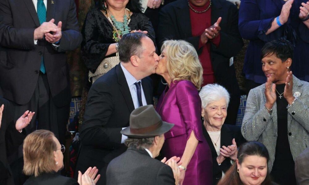 Jill Biden küsst Dough Emhoff